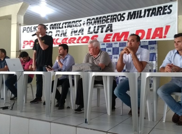 Policiais mantêm paralisação