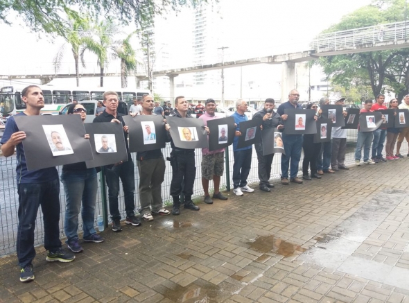 Militares estaduais homenageiam policiais mortos e cobram ação do Estado