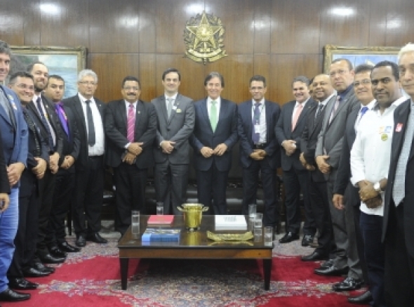 Comitiva da Anaspra se reúne com presidente do Senado e pede votação de projetos da categoria